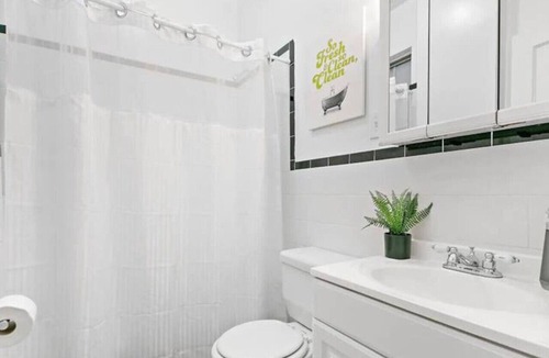 Wrigleyville Apartment | Real Comfort in a 2BR APT close to Wrigley Field