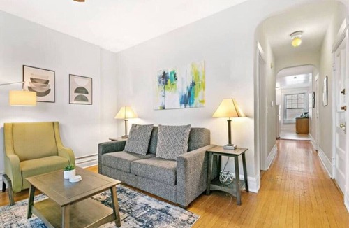 Wrigleyville Apartment | Real Comfort in a 2BR APT close to Wrigley Field