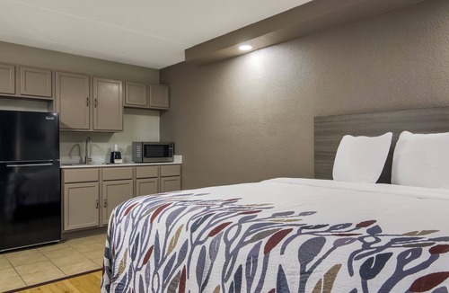 North Aurora Hotel | Red Roof Inn & Conference Center Chicago - N Aurora/Naperville