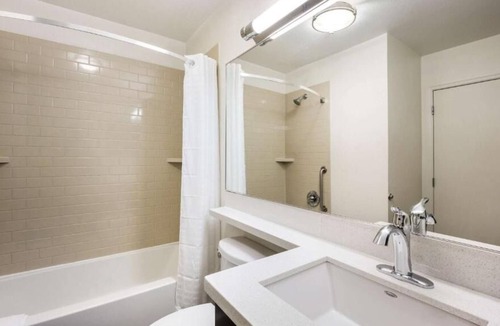 Libertyville House | Relax at 3 Affordable Suites w/Kitchen & Friendly Staff – Ideal for Families