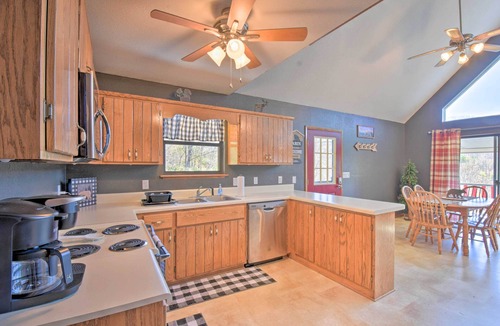Upper Peachtree Cabin | Relax Fireside: ‘HighBearNation Lodge’ Near Hiking