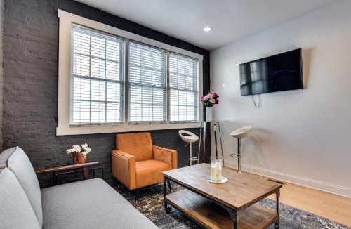 West Town Apartment | Relax in West Town - In-Unit Laundry and Pet Friendly! apts