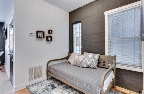 West Town Apartment | Relax in West Town - In-Unit Laundry and Pet Friendly! apts