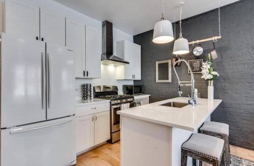West Town Apartment | Relax in West Town - In-Unit Laundry and Pet Friendly! apts