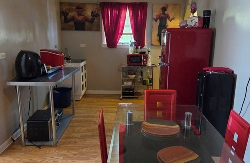 West Pullman Apartment | Relax & Unwind in This Comfortable 3BR Unitn