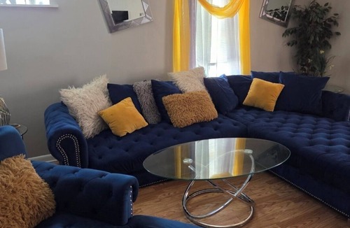 West Pullman Apartment | Relax & Unwind in This Comfortable 3BR Unitn