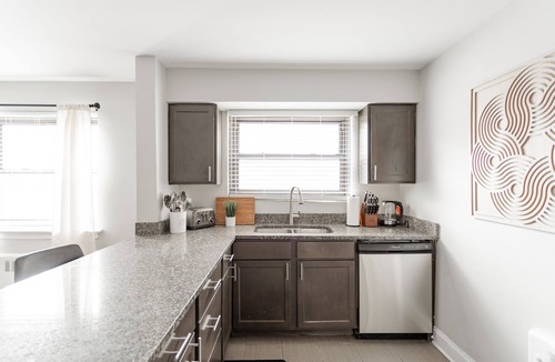 Rogers Park Apartment | Relaxing 2BR Apartment in Lively West Rogers Park