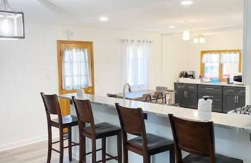 Rolling Meadows House | Relaxing 3 bedroom one level home