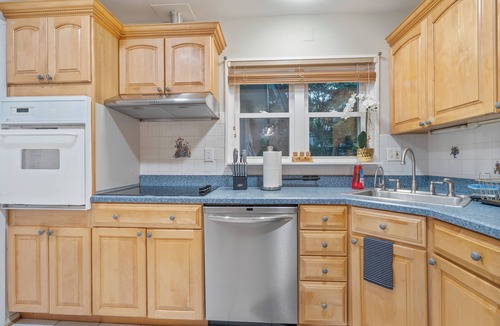 North Springfield House | Relaxing 3-bedroom Home on 1 level w/Sauna & Firepit, 20 Mins to D.C.