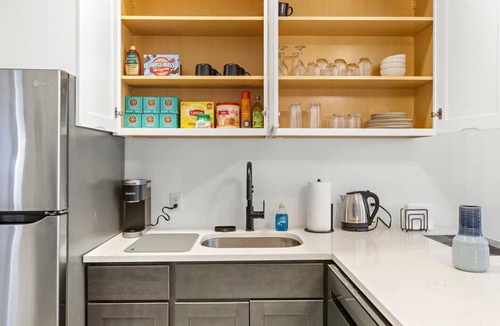 Elizabeth Hotel | Relaxing King Studio | 15 Min EWR | Free Parking !