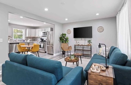 Lake Zurich House | Relaxing Lake Zurich 3BR + Patio | LCP Collection