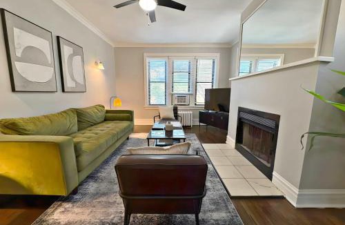 Boystown Apartment | Relaxing Lakeview Escape 2BR Apartment - Roscoe 35-2N