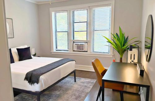Boystown Apartment | Relaxing Lakeview Escape 2BR Apartment - Roscoe 35-2N