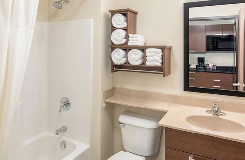 North Aurora Hotel | Relaxing North Aurora Stay | Pet-Friendly, Kitchen & Free Parking
