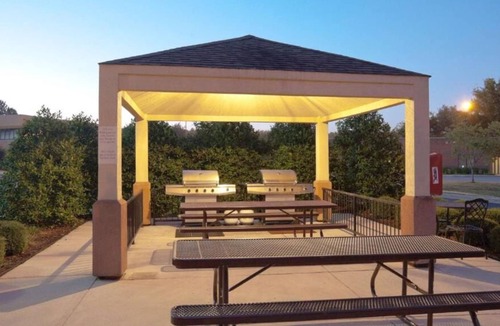 Libertyville House | Relaxing Pet-Friendly Hotel Suite with Kitchen! Independence Grove Dog Park nearby!