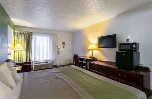 Edgewood Hotel | Relaxing Room Near Ripken Stadium w/On-Site Restaurant