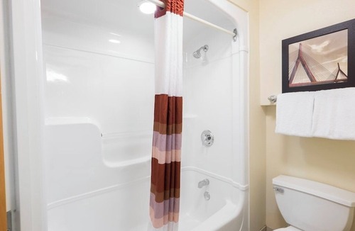 Saugus Hotel | Relaxing Room w/Modern Essentials Near Salem Dining, Shopping, & Attractions