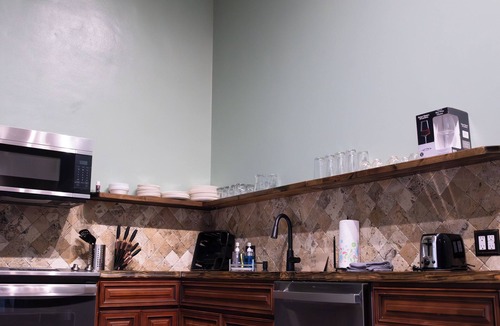 Du Quoin Apartment | Remarkable 3-bedroom sanctuary apartment with WiFi, AC in fabulous Du Quoin