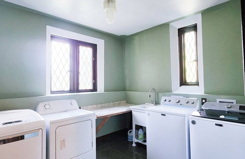 Du Quoin Apartment | Remarkable 3-bedroom sanctuary apartment with WiFi, AC in fabulous Du Quoin