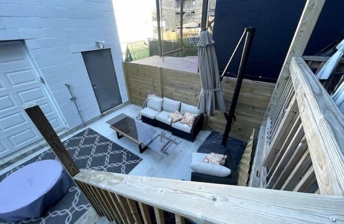 Near West Side House | Remodeled 1890 Chicago Greystone, 4bd 3.5ba & Gym