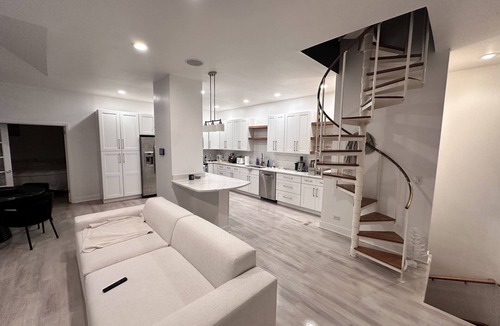 Sheffield Neighbors House | Remodeled 3 story entire townhouse available in the heart of Lincoln Park.