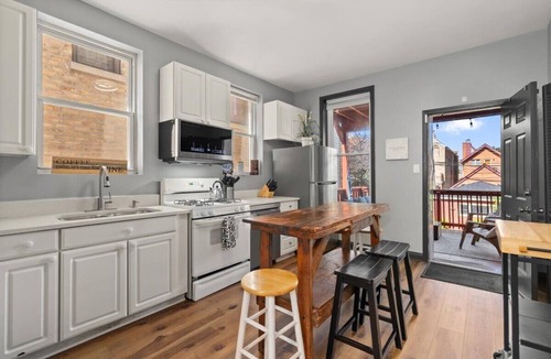 Bucktown Apartment | REMODELED Splendid Flat in Bucktown +Back Porch, Ranked GUEST FAVORITE! Pets OK!