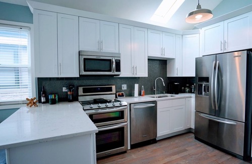 Near West Side Apartment | Remodeled West Loop Apartment Near United Center