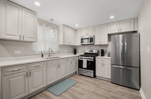 Jackson Park Highlands House | Remote Worker Special: 2-bedroom townhome in Jackson Park Highlands neighborhood