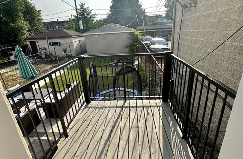Grand Boulevard House | Renovated 6 Bedroom 5 Bathroom Home 10 Minutes from Downtown Chicago