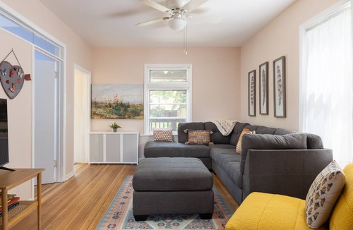 Rogers Park House | Renovated Chicago coach house close to Lake Michigan!