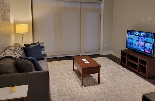 Wilmette Apartment | Resort-style, 1-bedroom apt in Wilmette