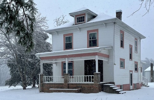 Creal Springs House | Restored 1910 Cottage Near Shawnee Forest, Lake of Egypt, Wineries, Pet Friendly