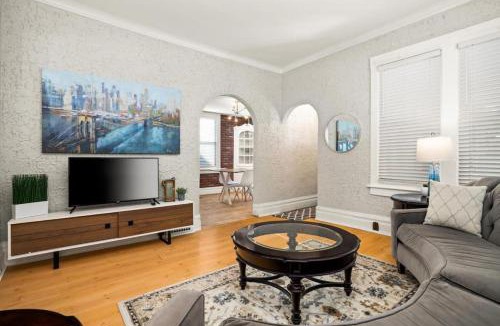 Peoria Heights House | Retreat on Rouse Cozy 2BD Bursting with Color