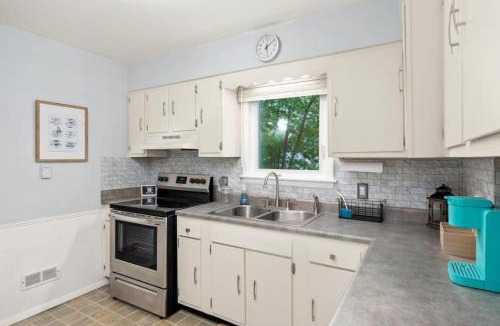 Peoria Heights House | Retreat on Rouse Cozy 2BD Bursting with Color