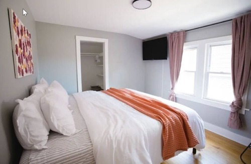 Avondale Apartment | Retro 2 bedroom bungalow in Chicago's Avondale neighborhood