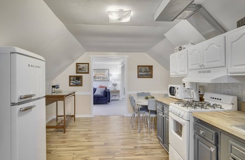 Palatine Apartment | Retro Apt-Private Deck-King Bed-Downtown-Huge Sofa-Free Parking-Walk to Train