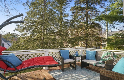 Palatine Apartment | Retro Apt-Private Deck-King Bed-Downtown-Huge Sofa-Free Parking-Walk to Train