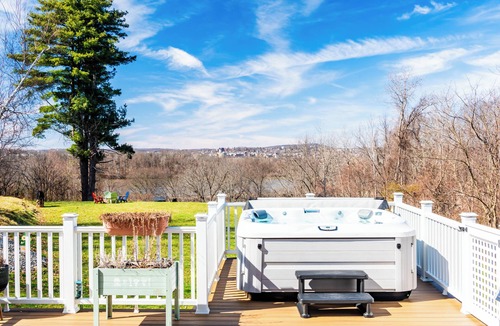 Beacon House | River & Mountain Views - Hot Tub - Arcade - Pool Table - Bar