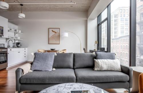 Near North Side Apartment | River North 1br w gym lounge roof nr Riverwalk CHI-899