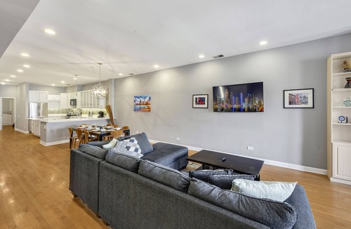 Killgubbin Apartment | River North 3BR/2BA: HUGE, Parking, Center Chicago