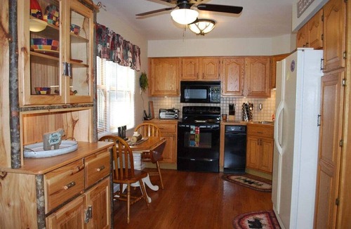 Crumpler House | River Rock Ridge - Upscale Cabin, Riverfront, Firepit, Covered Porch,WIFI, Small Dog Friendly