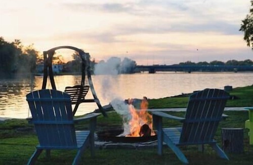 Quad Cities House | Riverfront Cabin:Wrap Around Deck & 3 Season Room