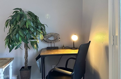 Yorkville House | Riverfront/Fast Wi-Fi/Comfy beds/Fishing/RW Waterpark/Kayak & Canoe/Free parking