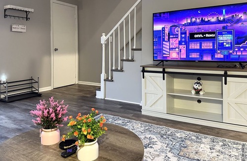 Yorkville House | Riverfront/Fast Wi-Fi/Comfy beds/Fishing/RW Waterpark/Kayak & Canoe/Free parking