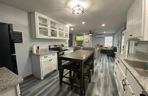 Dennis House | Riverfront, Fire Pit, Arcade room, Pool Table, Air Hockey, Table Tennis, kayaks!