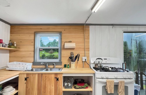 Northeast Somerset Cottage | Riverfront Haven -River access (Cabin 1)