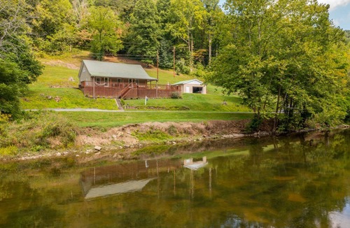 Abingdon House | Riverfront - Kayaks & Canoes - King Suite - Wi-Fi - Pet Friendly