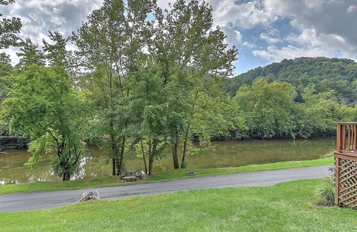 Abingdon House | Riverfront - Kayaks & Canoes - King Suite - Wi-Fi - Pet Friendly