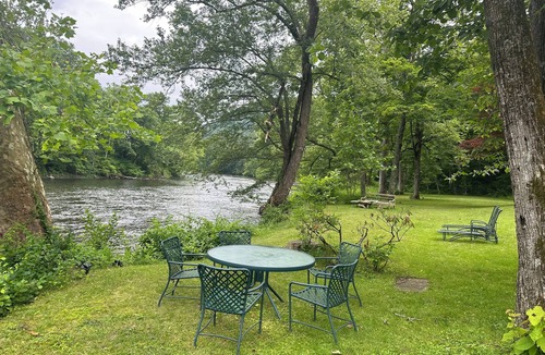 West Cornwall Cottage | Riverfront Paradise with Stylish Cottage