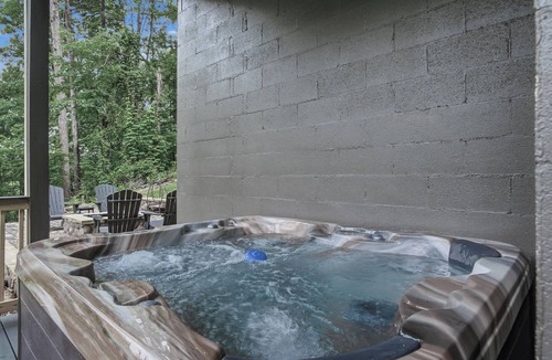 Townsend Cabin | Riverfront Retreat, Sleeps 10・Water Views・Hot Tub